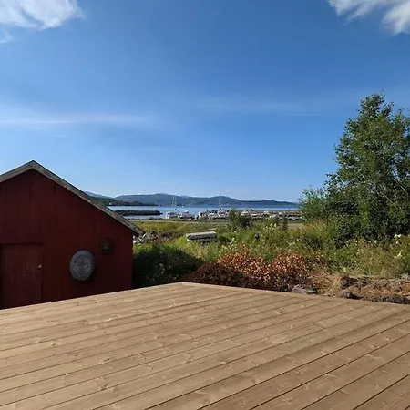 With Sea View, Northern Lights And Midnight Sun Holiday home