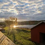 Сasa de vacaciones With Sea View, Northern Lights And Midnight Sun *